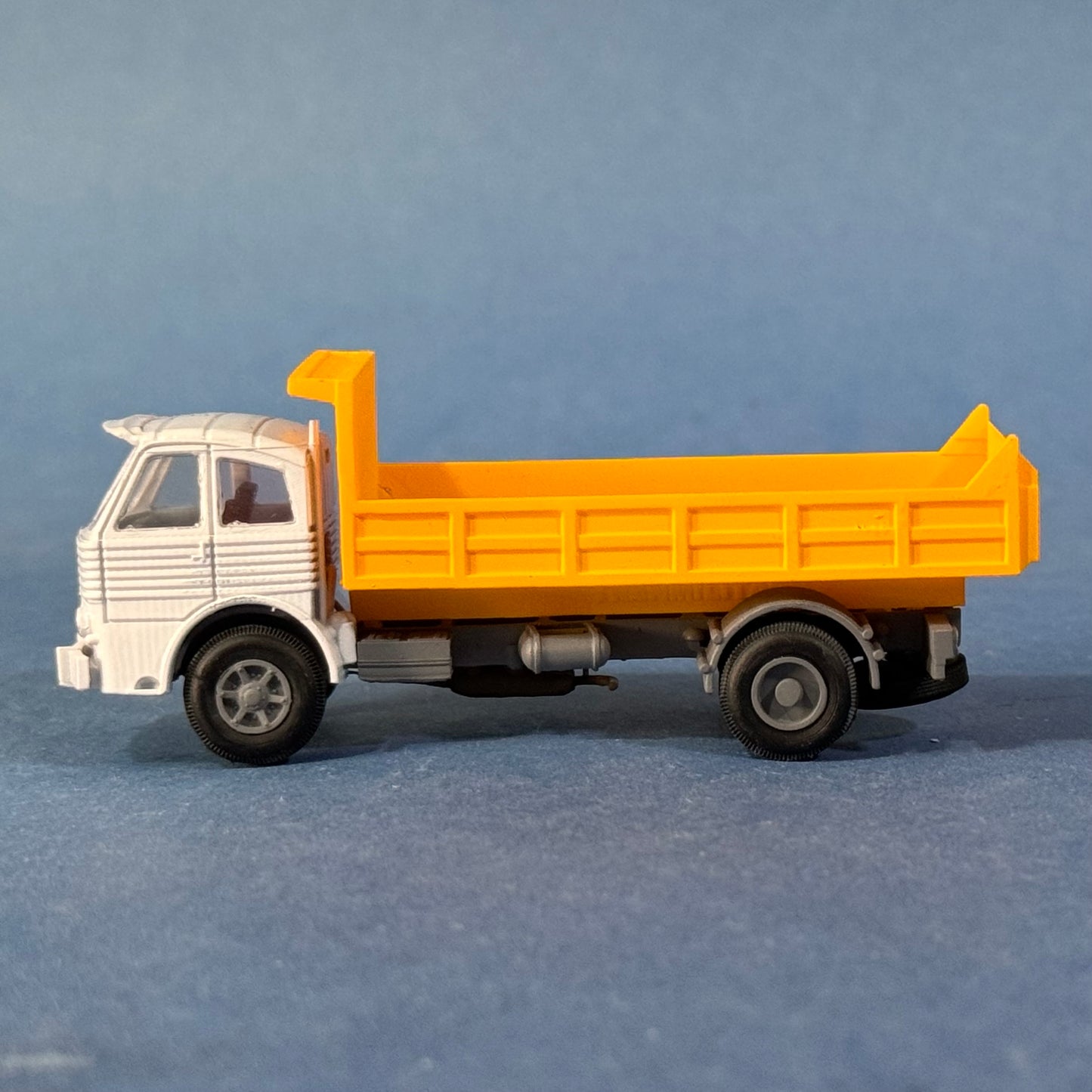 Camion benne PEGASO 1060 échelle H0