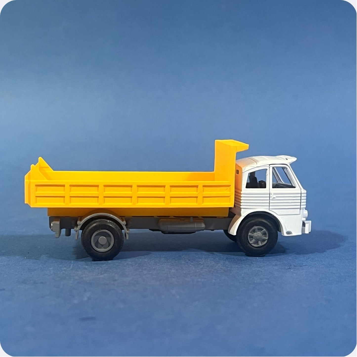 Camion benne PEGASO 1060 échelle H0