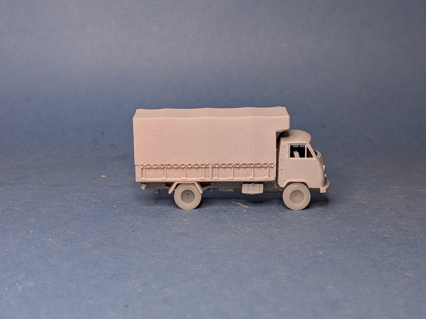 Furgoneta AVIA caja frutera, escala 1:87