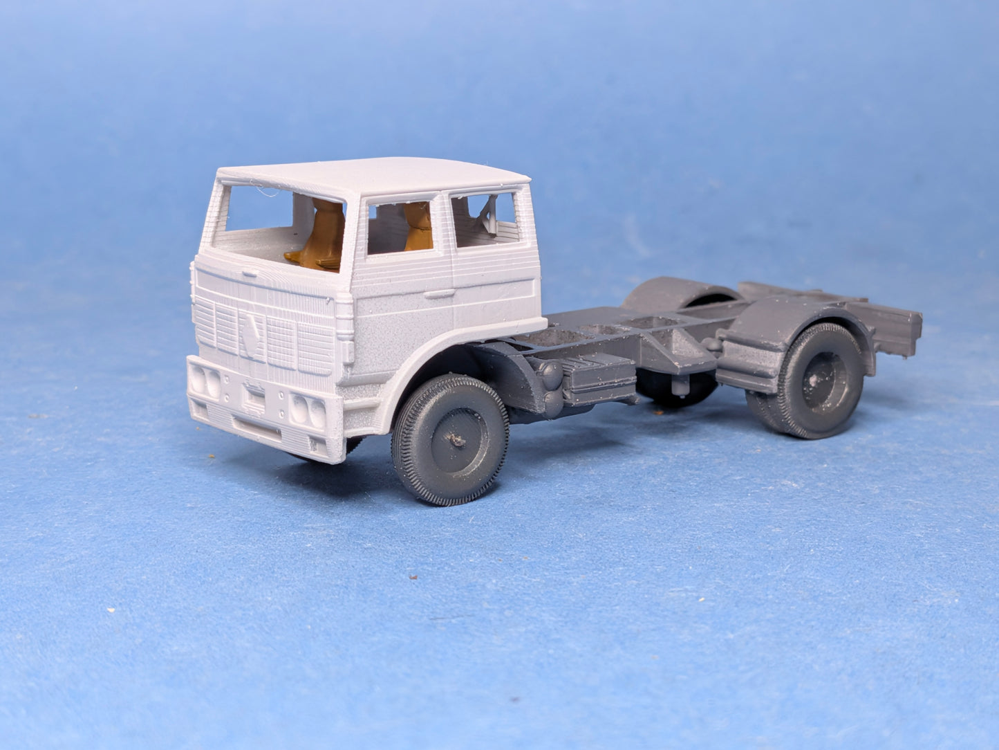 Camión RENAULT DG cabina larga 03 escala 1:87