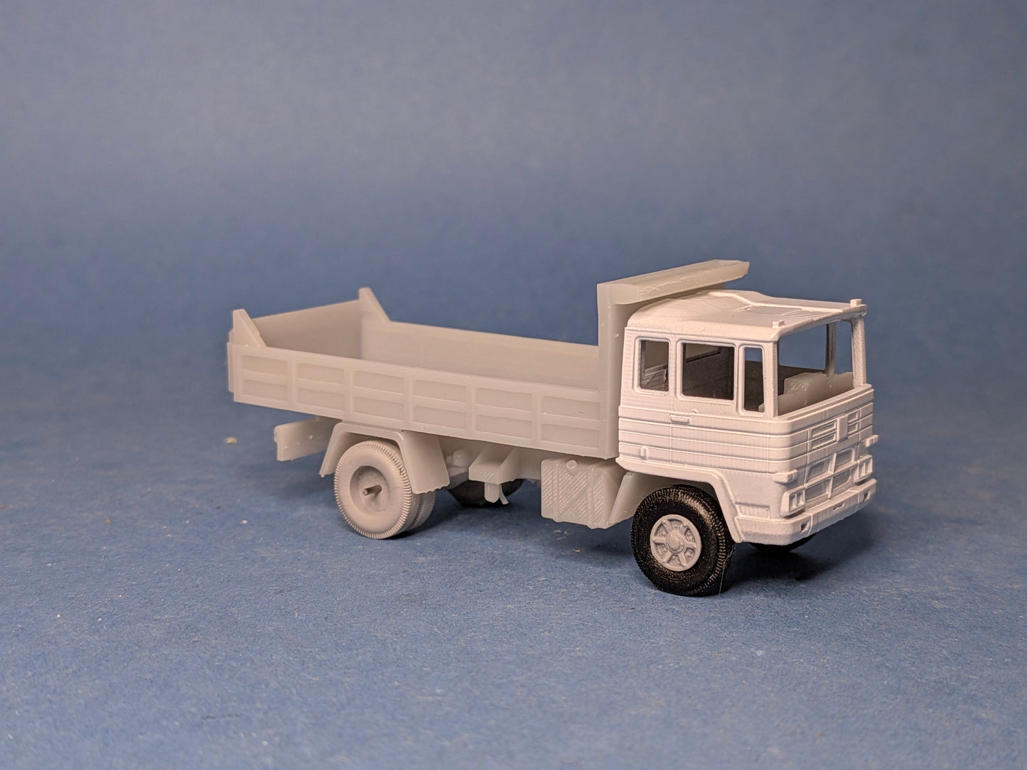 PEGASO 1180 CABEZA CUADRADA ABATIBLE volquete escala 1:87