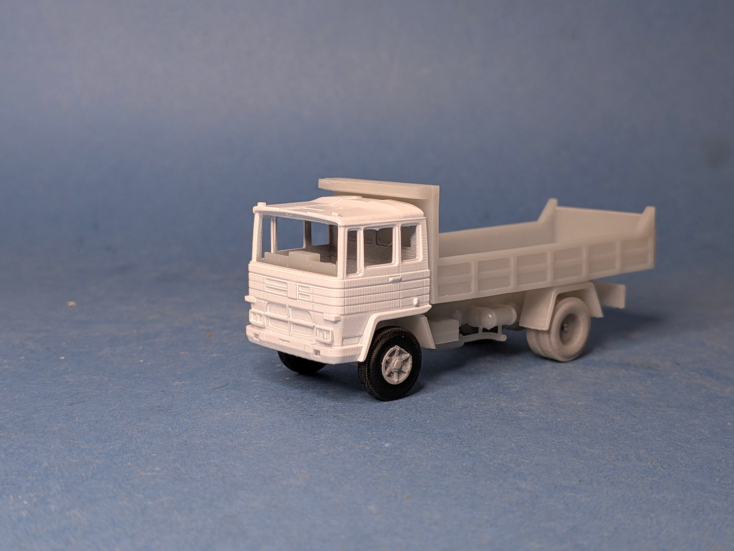 PEGASO 1180 CABEZA CUADRADA ABATIBLE volquete escala 1:87